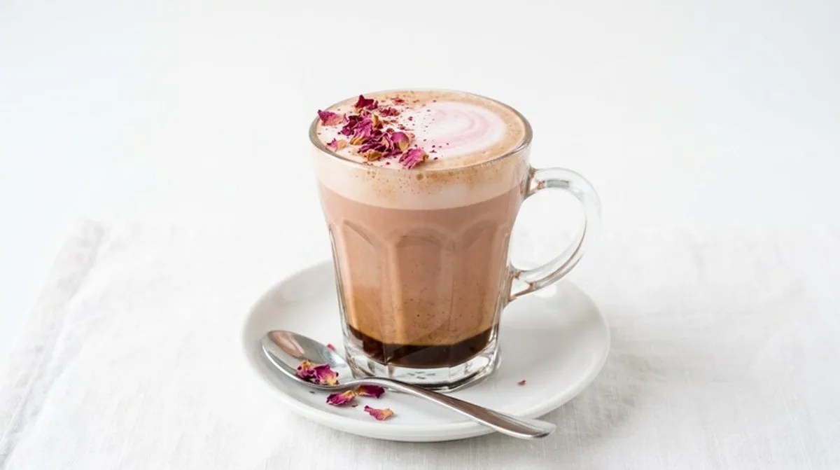 Cannabis Rosen-Latte